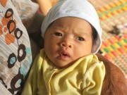 Tin tức - Bé gái sơ sinh bị bỏ rơi trước cổng nghĩa trang liệt sĩ