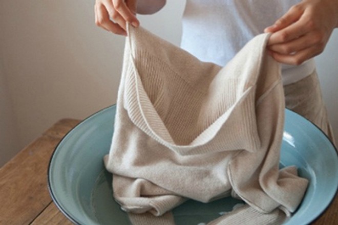 Mách chị em 5 cách tẩy vết mốc lâu ngày trên quần áo nhanh mà sạch, chồng khen nức nở - 5