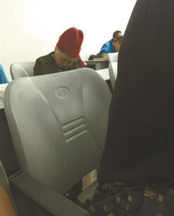 Người thầy đưa mẹ già cùng lên giảng đường suốt 4 năm vì lí do vô cùng đặc biệt - 1