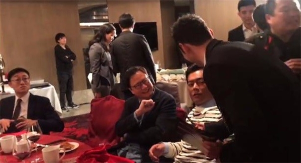 Tặng nhân viên iPhone 8, ai cũng muốn có sếp như Huỳnh Hiểu Minh - 5