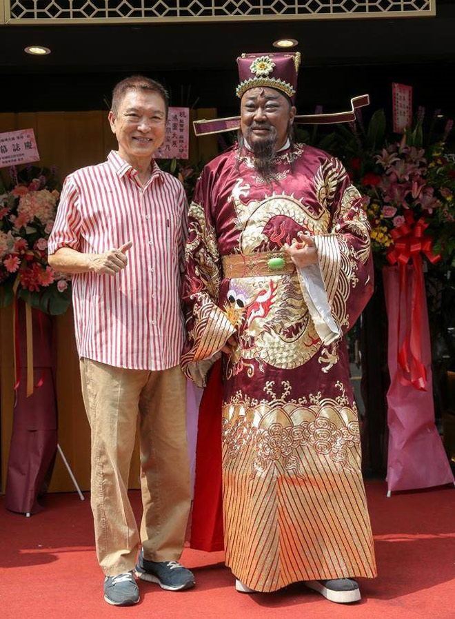 Tặng nhân viên iPhone 8, ai cũng muốn có sếp như Huỳnh Hiểu Minh - 6