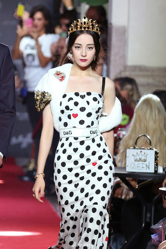 Họa tiết chấm bi đang amp;#34;sống dậyamp;#34; mạnh mẽ, mọi quý cô đều nên có trong tủ đồ - 8