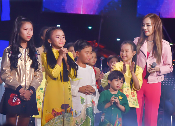 “Con rể tương lai của Thủy Tiên” khiến dàn giám khảo ùa lên sân khấu chúc mừng - 11