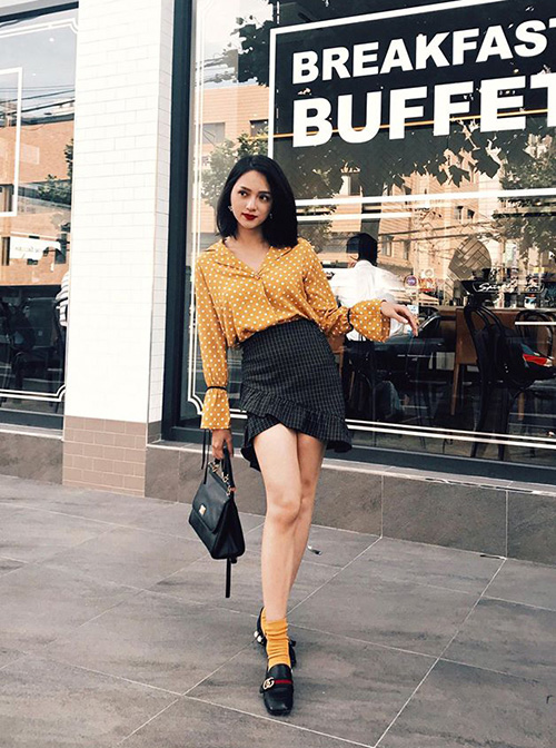 Họa tiết chấm bi đang amp;#34;sống dậyamp;#34; mạnh mẽ, mọi quý cô đều nên có trong tủ đồ - 2