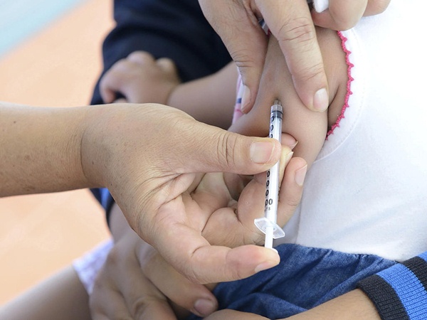 Trẻ 4 tháng tuổi bị đi ngoài có tiêm phòng được không? - 1