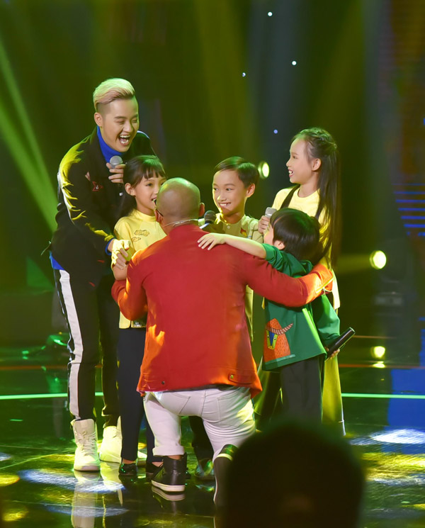 “Con rể tương lai của Thủy Tiên” khiến dàn giám khảo ùa lên sân khấu chúc mừng - 9