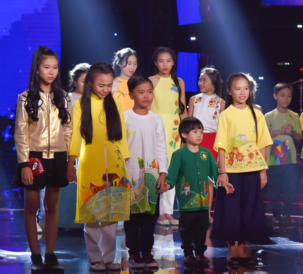 “Con rể tương lai của Thủy Tiên” khiến dàn giám khảo ùa lên sân khấu chúc mừng - 10