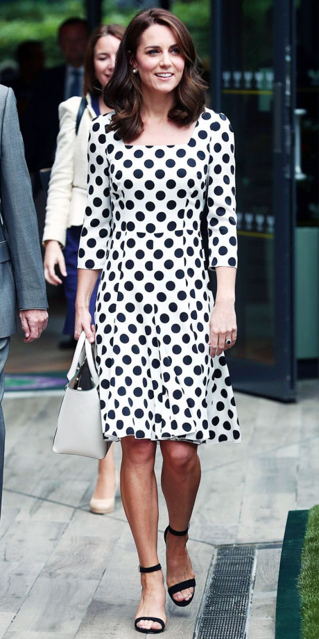 Họa tiết chấm bi đang amp;#34;sống dậyamp;#34; mạnh mẽ, mọi quý cô đều nên có trong tủ đồ - 9