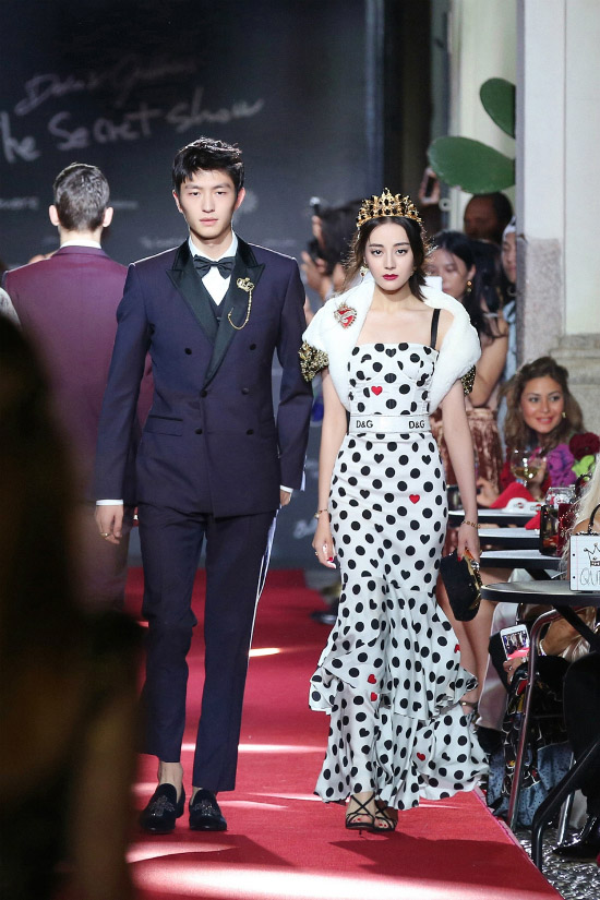 Họa tiết chấm bi đang amp;#34;sống dậyamp;#34; mạnh mẽ, mọi quý cô đều nên có trong tủ đồ - 7