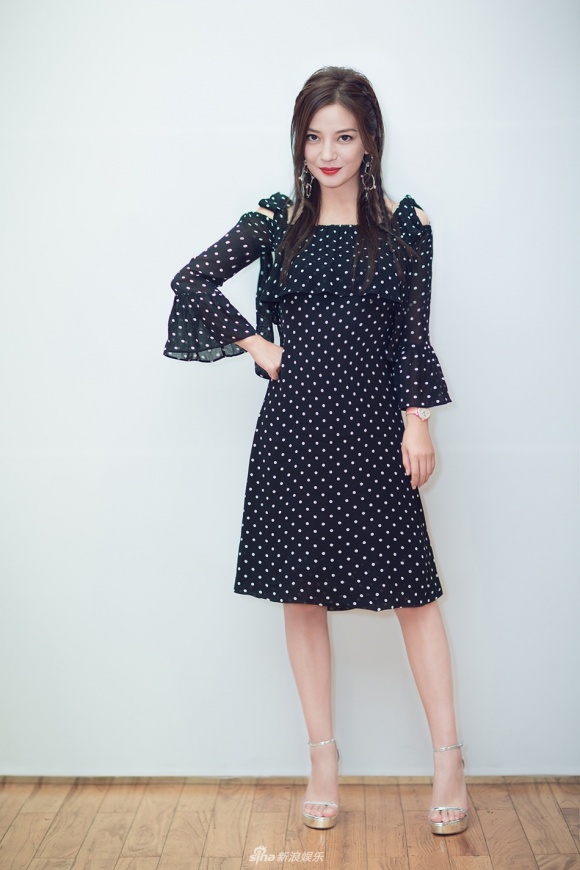 Họa tiết chấm bi đang amp;#34;sống dậyamp;#34; mạnh mẽ, mọi quý cô đều nên có trong tủ đồ - 6