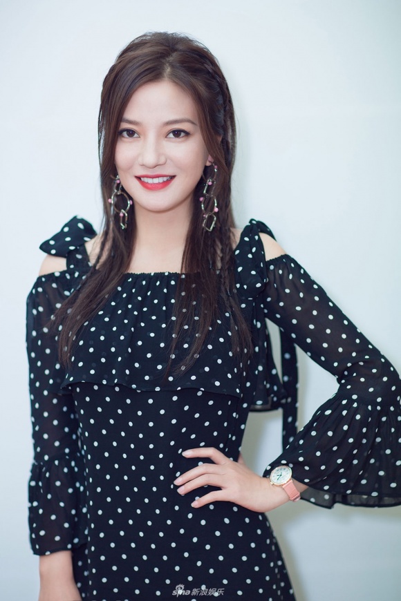 Họa tiết chấm bi đang amp;#34;sống dậyamp;#34; mạnh mẽ, mọi quý cô đều nên có trong tủ đồ - 5