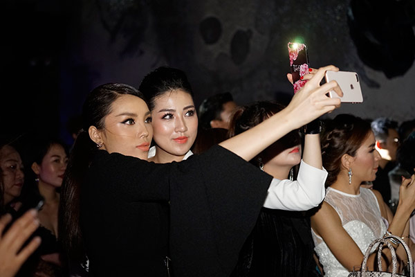 Hoa hậu Kỳ Duyên thân thiết bên Á hậu Tú Anh, xóa tin đồn hiểu lầm - 5