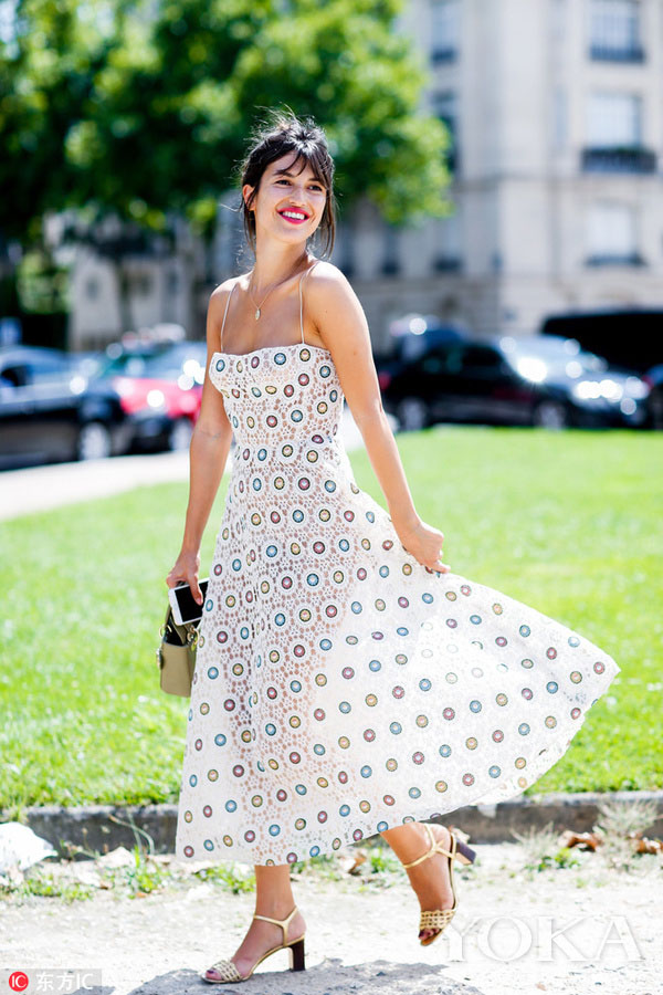 Họa tiết chấm bi đang amp;#34;sống dậyamp;#34; mạnh mẽ, mọi quý cô đều nên có trong tủ đồ - 17