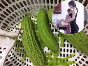 Bếp Eva - Cô nàng gọt mướp đắng bị dân tình cười bò vì "siêu phẩm mướp đắng đội lốt dưa chuột”