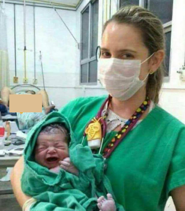 Người thân khoe ảnh bé sơ sinh lên mạng, dân tình lại chú ý sản phụ hớ hênh phía sau - 2