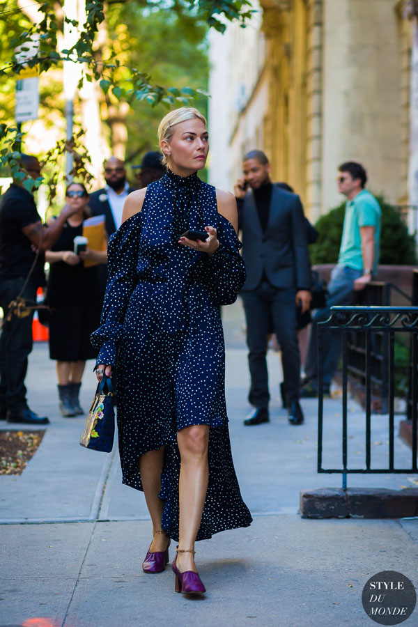 Họa tiết chấm bi đang amp;#34;sống dậyamp;#34; mạnh mẽ, mọi quý cô đều nên có trong tủ đồ - 10