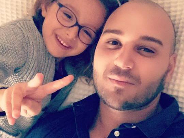 Bộ ảnh ông bố đơn thân và con gái nhỏ lay động trái tim hàng nghìn người