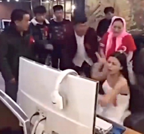 Cô dâu mải chơi game, cả nhà phải ra quán net kéo về tổ chức đám cưới - 1