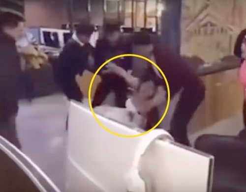 Cô dâu mải chơi game, cả nhà phải ra quán net kéo về tổ chức đám cưới - 2