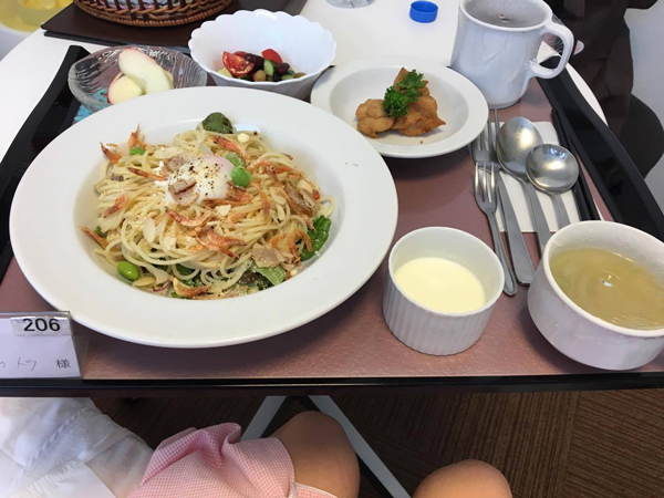 Mẹ ở Nhật chia sẻ ảnh cơm cữ tại bệnh viện khiến chị em Việt amp;#34;phát thèmamp;#34; - 1