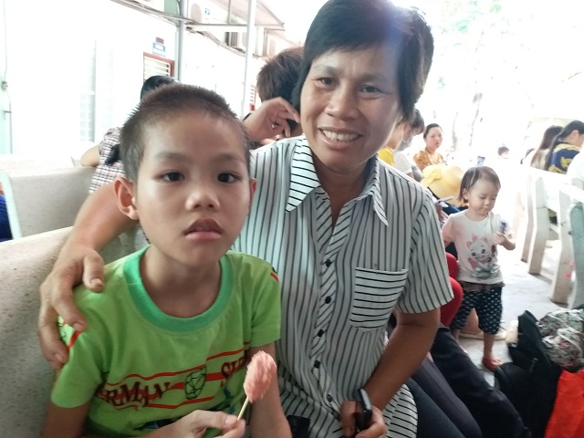 Bé trai 10 tuổi, nặng 14kg ăn mãi không no vì có “hệ tiêu hóa” để ngoài da - 3