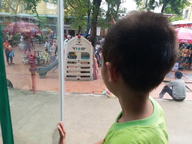 Bé trai 10 tuổi, nặng 14kg ăn mãi không no vì có “hệ tiêu hóa” để ngoài da - 4