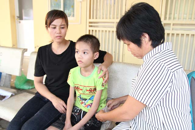 Bé trai 10 tuổi, nặng 14kg ăn mãi không no vì có “hệ tiêu hóa” để ngoài da - 1