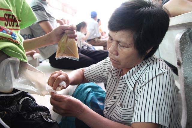 Bé trai 10 tuổi, nặng 14kg ăn mãi không no vì có “hệ tiêu hóa” để ngoài da - 5