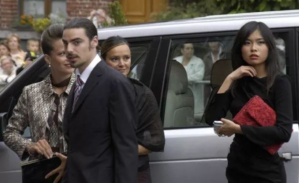 Bị chê miệng rộng xấu xí nhưng cô gái Trung Quốc vẫn amp;#34;đốn timamp;#34; hoàng tử châu Âu điển trai - 4