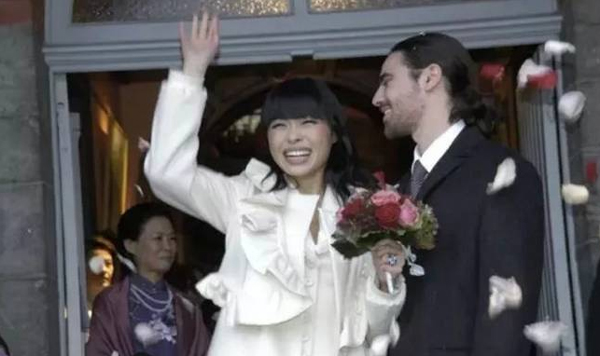 Bị chê miệng rộng xấu xí nhưng cô gái Trung Quốc vẫn amp;#34;đốn timamp;#34; hoàng tử châu Âu điển trai - 1