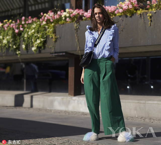 Các cô gái sành điệu đang thi nhau amp;#34;quét sạchamp;#34; đường phố bằng món đồ lông lá này - 2