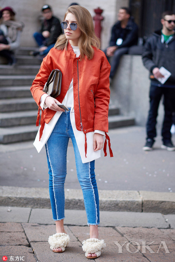 Các cô gái sành điệu đang thi nhau amp;#34;quét sạchamp;#34; đường phố bằng món đồ lông lá này - 12