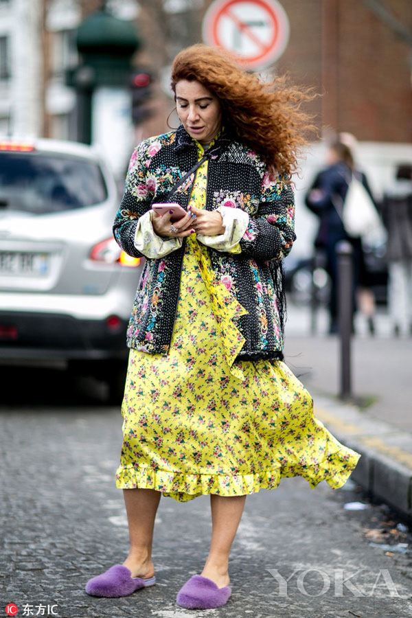 Các cô gái sành điệu đang thi nhau amp;#34;quét sạchamp;#34; đường phố bằng món đồ lông lá này - 11