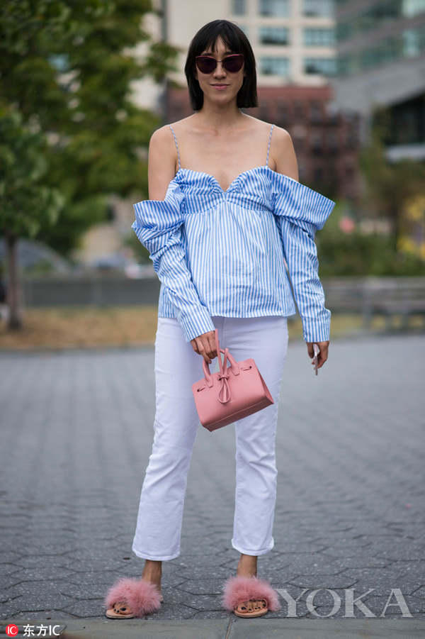 Các cô gái sành điệu đang thi nhau amp;#34;quét sạchamp;#34; đường phố bằng món đồ lông lá này - 9