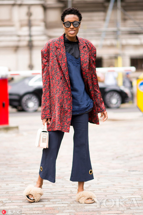 Các cô gái sành điệu đang thi nhau amp;#34;quét sạchamp;#34; đường phố bằng món đồ lông lá này - 8