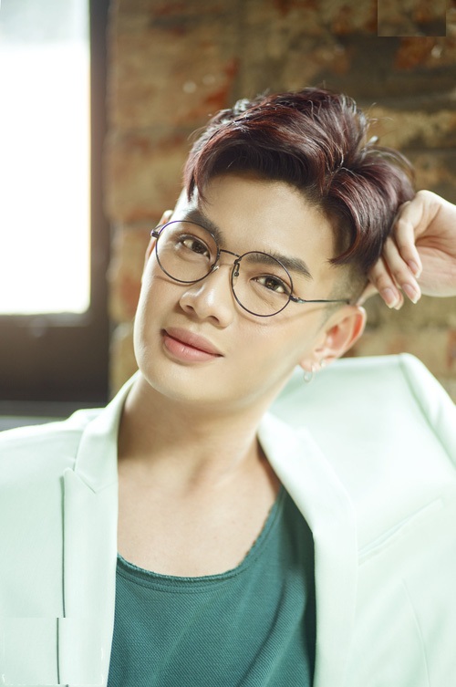 Không phải Trấn Thành, Đào Bá Lộc mới là sao nam trang điểm nhiều nhất showbiz Việt - 1