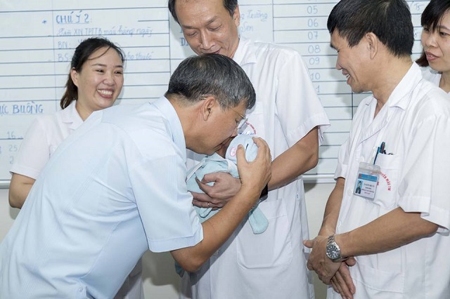 Nhờ người bế giúp để đi vệ sinh, người mẹ bỏ luôn con trai mới sinh ở Viện Huyết học - 2