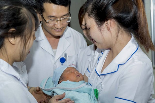 Nhờ người bế giúp để đi vệ sinh, người mẹ bỏ luôn con trai mới sinh ở Viện Huyết học - 1