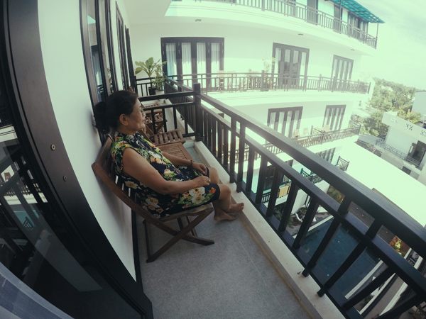 Bà mẹ U70 du lịch cùng con trai: Chụp ảnh amp;#34;chất đừng hỏiamp;#34; - 11