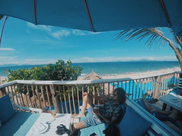 Bà mẹ U70 du lịch cùng con trai: Chụp ảnh amp;#34;chất đừng hỏiamp;#34; - 4