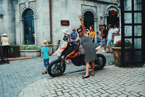 Bà mẹ U70 du lịch cùng con trai: Chụp ảnh amp;#34;chất đừng hỏiamp;#34; - 9