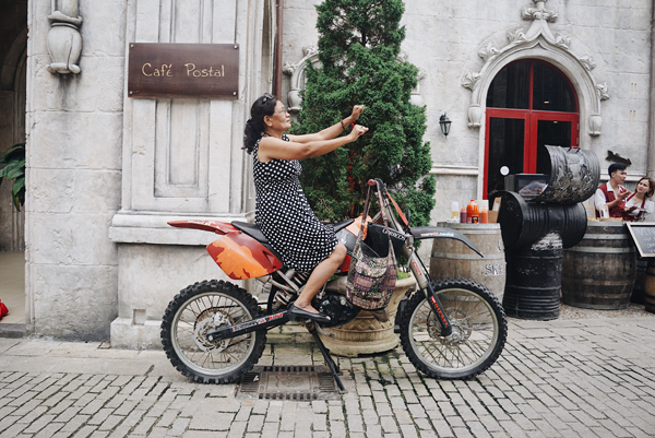 Bà mẹ U70 du lịch cùng con trai: Chụp ảnh amp;#34;chất đừng hỏiamp;#34; - 2