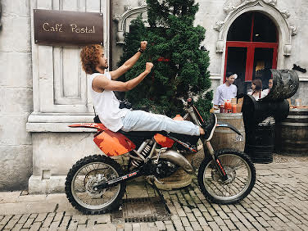 Bà mẹ U70 du lịch cùng con trai: Chụp ảnh amp;#34;chất đừng hỏiamp;#34; - 3