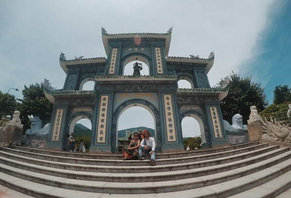 Bà mẹ U70 du lịch cùng con trai: Chụp ảnh amp;#34;chất đừng hỏiamp;#34; - 1