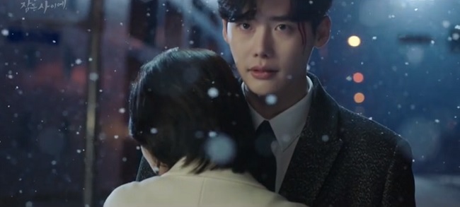 Khi nàng say giấc: Lee Jong Suk bất lực đứng nhìn Suzy tự tử - 12