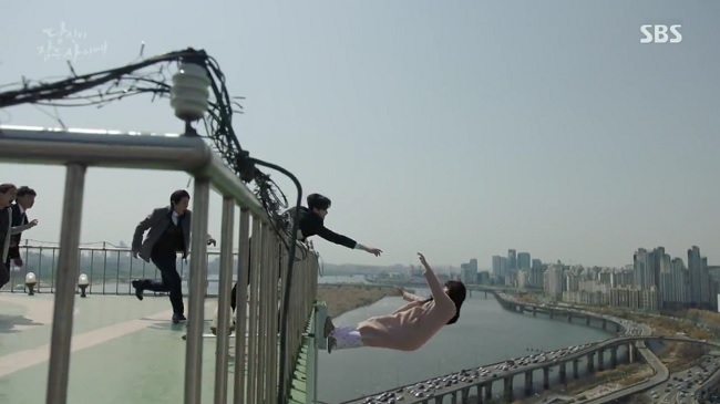 Khi nàng say giấc: Lee Jong Suk bất lực đứng nhìn Suzy tự tử - 10