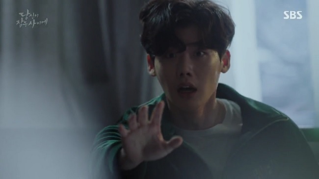 Khi nàng say giấc: Lee Jong Suk bất lực đứng nhìn Suzy tự tử - 11