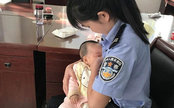 Nữ cảnh sát trẻ cho con của bị cáo bú khi tòa đang xử, bị cáo bật khóc hối hận - 1