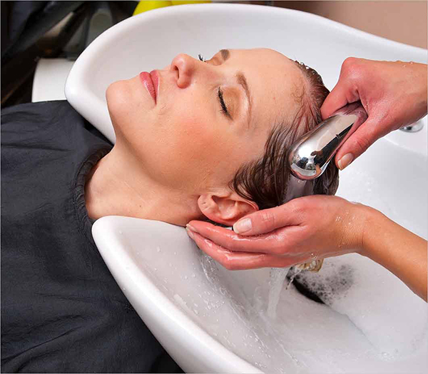 Đừng hỏi vì sao tóc rụng như trút nếu bạn cứ duy trì những thói quen sau - 1