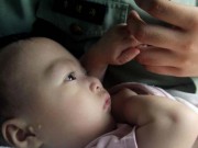 Tin tức - Khoảnh khắc nghẹn ngào bé trai 5 tháng bị bỏ rơi túm chặt tay cảnh sát khi được tìm thấy